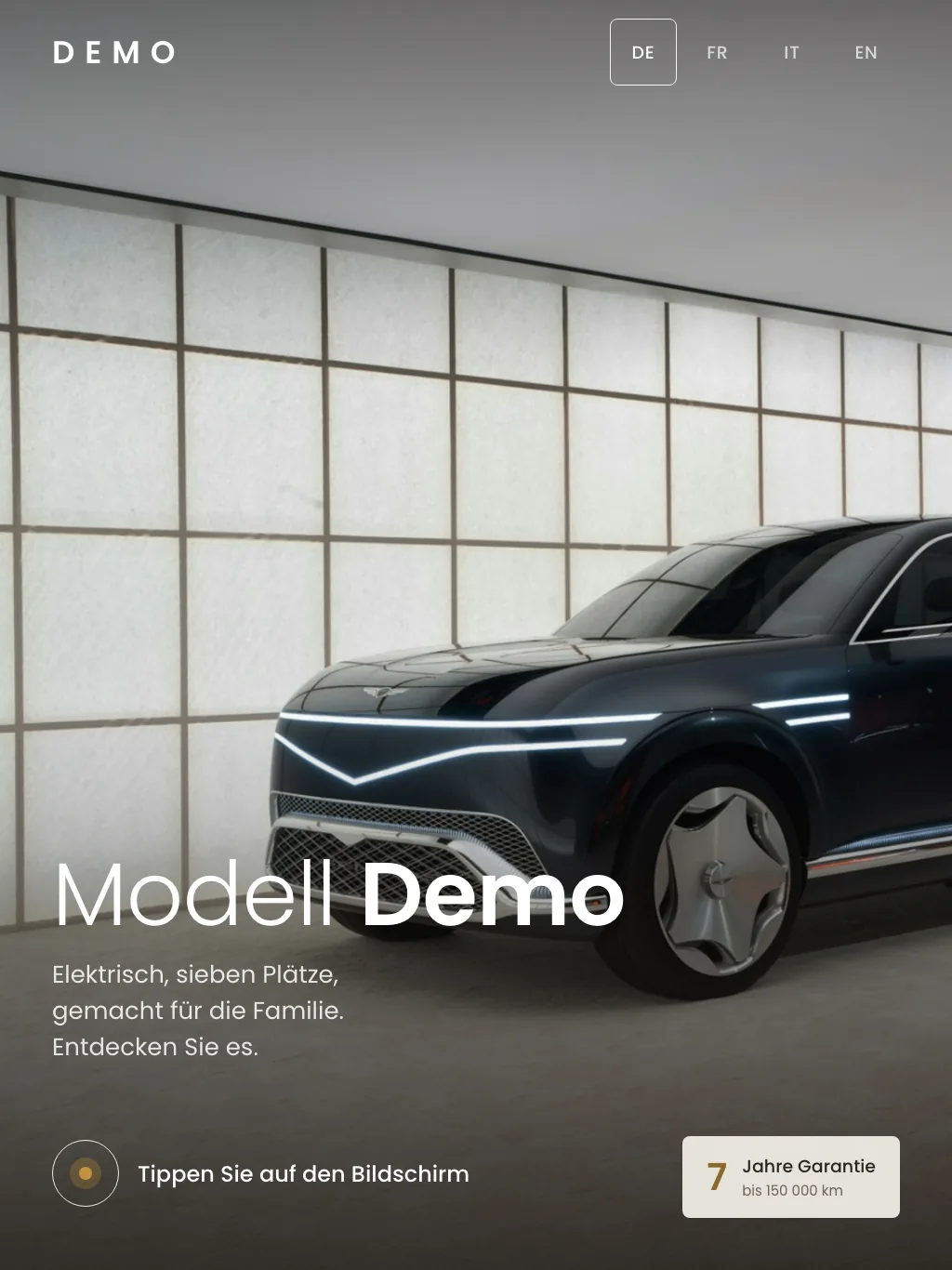 Der ShowroomOS-Kiosk im Hochformat: ein SUV in einem hellen Studio, der Modellname und die Einladung zum Antippen.